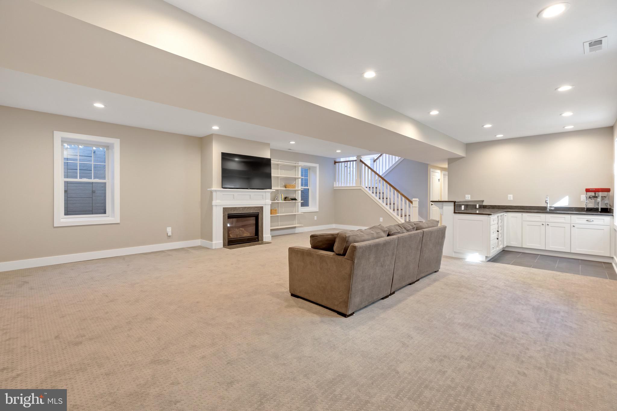 COUNTRY CLUB MANOR - Residential