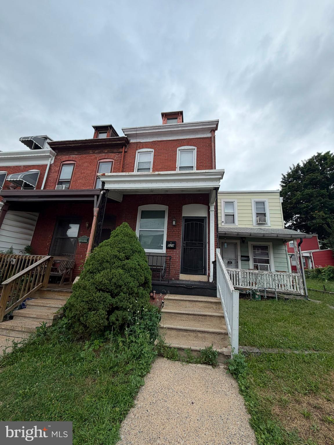 🔥 Oportunidad Exclusiva para Inversionistas en Reading, PA 🔥
📍 529 S 17th St, Reading, PA 19606
Propiedad con gran potencial de inversión ubicada en una zona establecida de Reading. Ideal para inversionistas, rehabilitadores o compradores que buscan agregar valor mediante mejoras.
✅ Excelente oportunidad para remodelar y generar flujo de efectivo o reventa. ✅ Ubicación conveniente cerca de comercios, escuelas y principales vías de acceso. ✅ Potencial de apreciación y retorno de inversión.
⚠️ La propiedad no cuenta con sistema de calefacción actualmente. Se vende en condición "As-Is". El comprador es responsable de realizar su propia diligencia debida y verificar todas las condiciones de la propiedad.
Solo inversionistas o compradores con experiencia en rehabilitación.
📞 Contáctame para más información o para programar una visita.

🔥 Exclusive Opportunity for Investors in Reading, PA 🔥
📍 529 S 17th St, Reading, PA 19606
Property with great investment potential located in an established area of ​​Reading. Ideal for investors, renovators, or buyers looking to add value through improvements.
✅ Excellent opportunity to renovate and generate cash flow or resell. ✅ Convenient location near shops, schools, and major access roads. ✅ Potential for appreciation and return on investment.
⚠️ The property currently lacks a heating system. It is being sold in "As-Is" condition. The buyer is responsible for conducting their own due diligence and verifying all property conditions.
For investors or buyers with renovation experience only.
📞 Contact me for more information or to schedule a viewing.