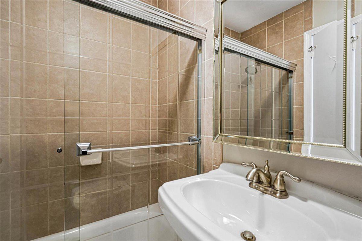 HAMPTON COURT - Residential