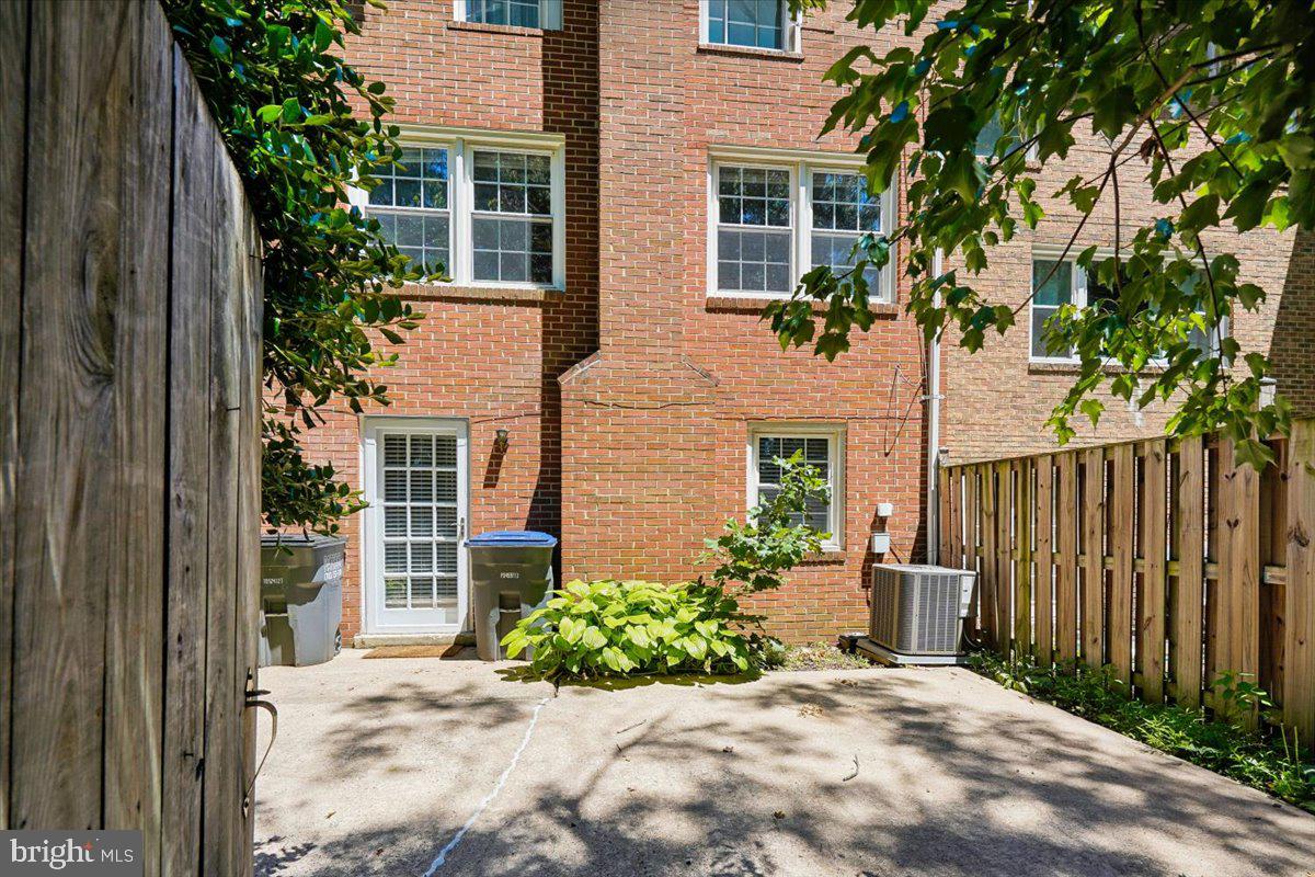 HAMPTON COURT - Residential