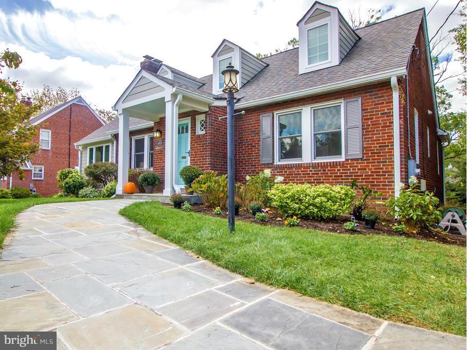 LOVELY,Spacious 3Level,N Barcroft by Clarendon,Huge BYard,New CustomDeck&Side Entrance, New Landscaping.Hi-End Gourmet Kitchen,DACOR 5burner top, K'AID DoubleOven,RetractableMicrowave,FarmSink,ProgrammableHEATEDKitchen,MBath Floors. 2010Addition,Kitchen,MBR,Ensuite,ULevel,2 Fireplaces,BeautifullyfinishedHUGERecRoom wFP PossibleSeparateLivingAREA4KidsAdults MUST C BEAUTIFULLY NEUTRALLY FINISHED!!