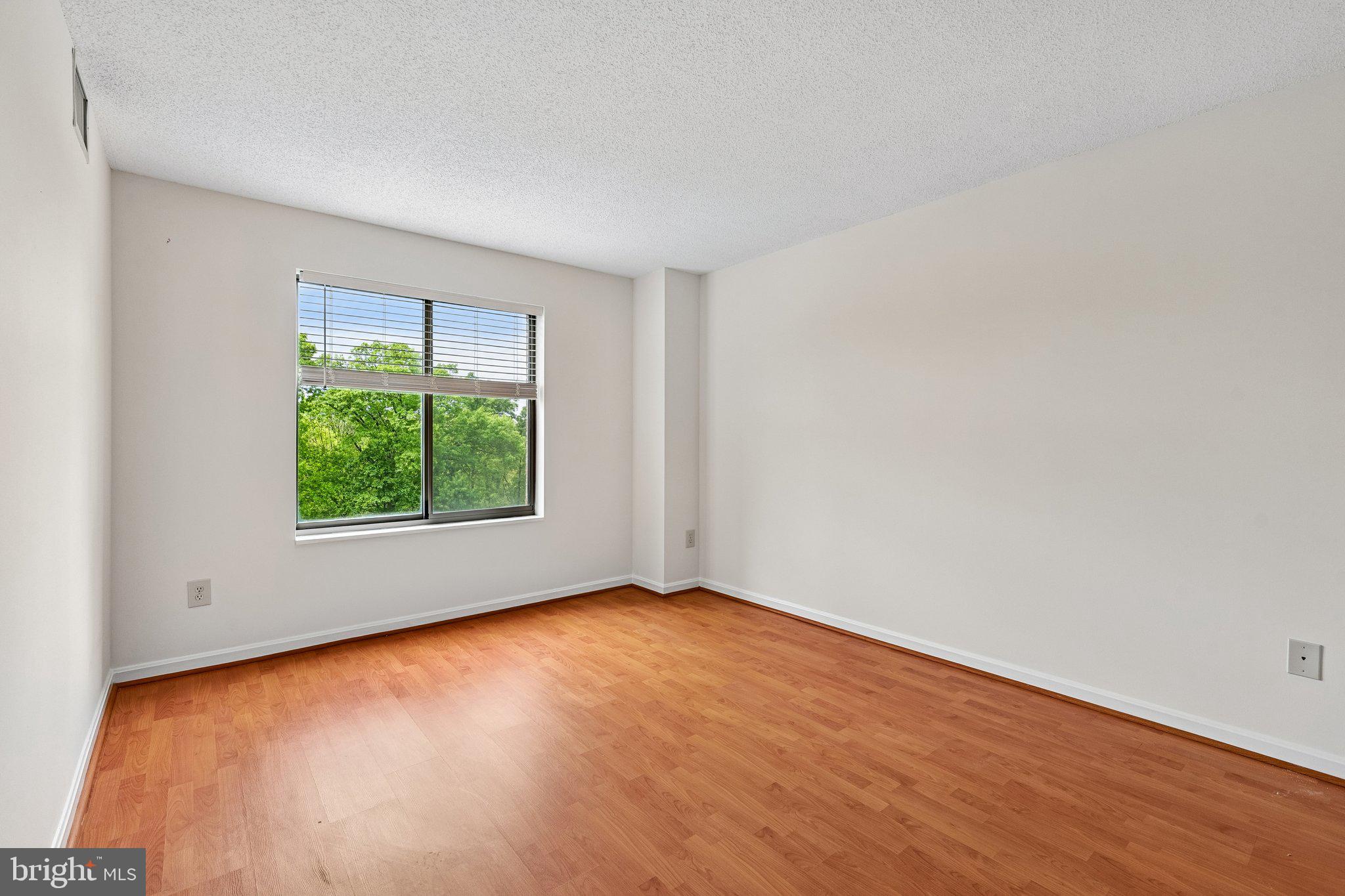 LANSDOWNE WOODS - Residential Lease