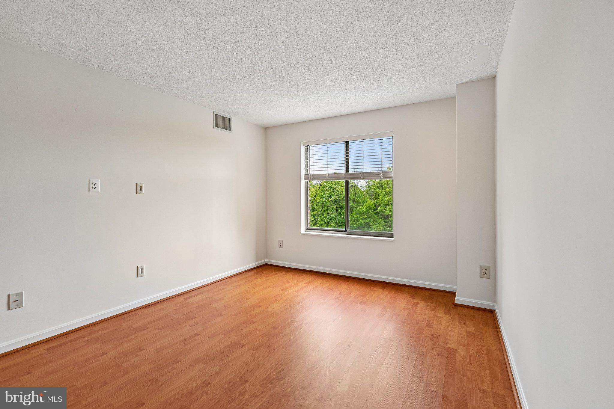 LANSDOWNE WOODS - Residential Lease