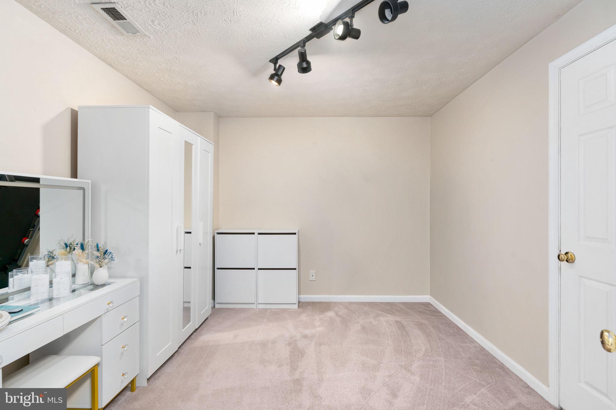HAMPTON OAKS - Residential
