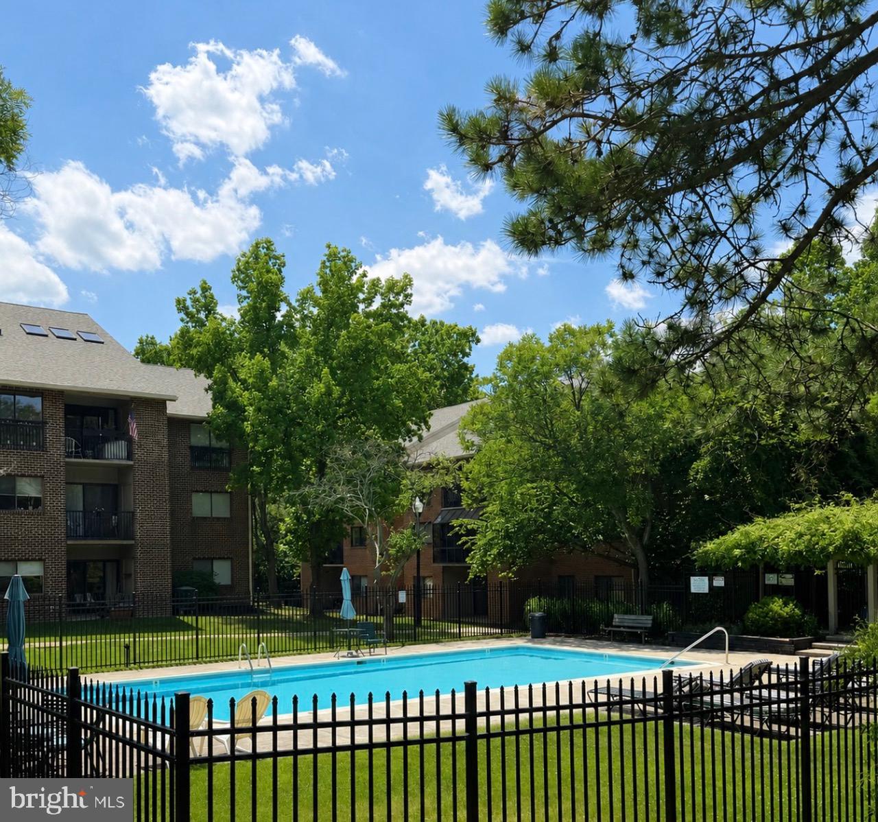 NORTH GREEN CONDOMINIUMS - Residential