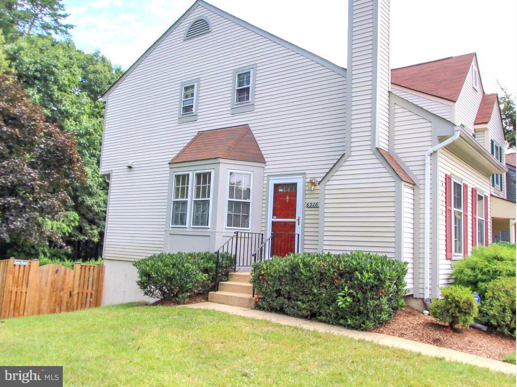 Location, location, location.This lovely END TH has easy access to major highways, great shopping and delicious eateries. It has 2 BR-2 BA, granite kitchen counter and a loft with a view. Each room gives you comfort and warmth in spacious surroundings. You'll enjoy coming home and relaxing out on the beautifully landscaped fenced patio.