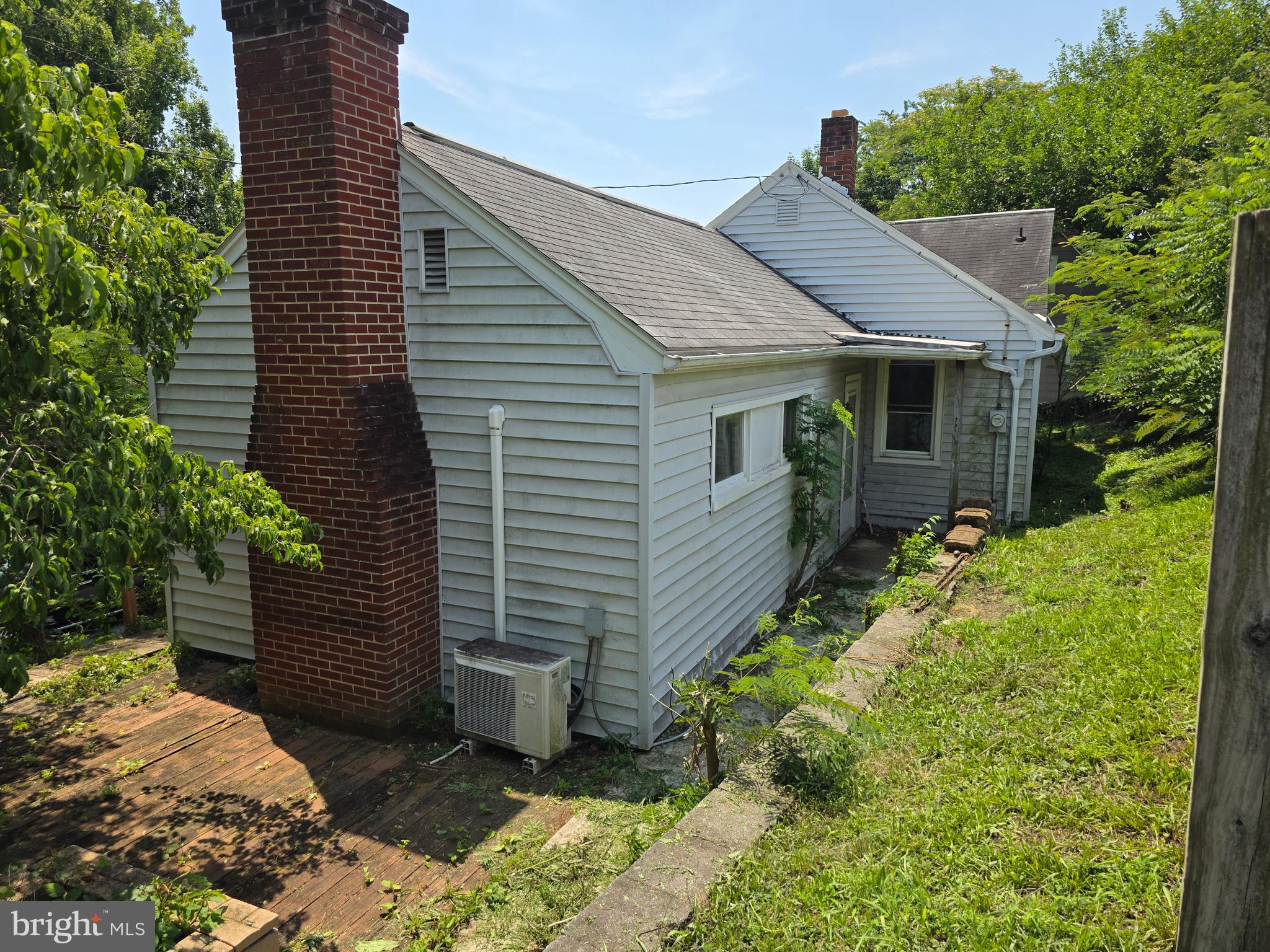 Charming Fixer-Upper in the Heart of Elizabethtown!
This once-quaint ranch rambler is ready to be restored to its original glory. Featuring 3 bedrooms, 1 bath, a cozy breakfast nook, a porch, and a fireplace, this home is priced to sell "AS IS" — perfect for remodelers, handymen, or a DIY buyer ready to make it their own.
Enjoy an unbeatable location directly across from Elizabethtown Playground and Community Park, with easy access to local shops, major highways, and just minutes from the airport and turnpike.
A great deal in a great area — don't miss it!