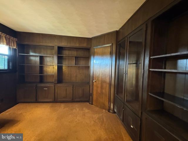 COLONIAL HILLS - Residential