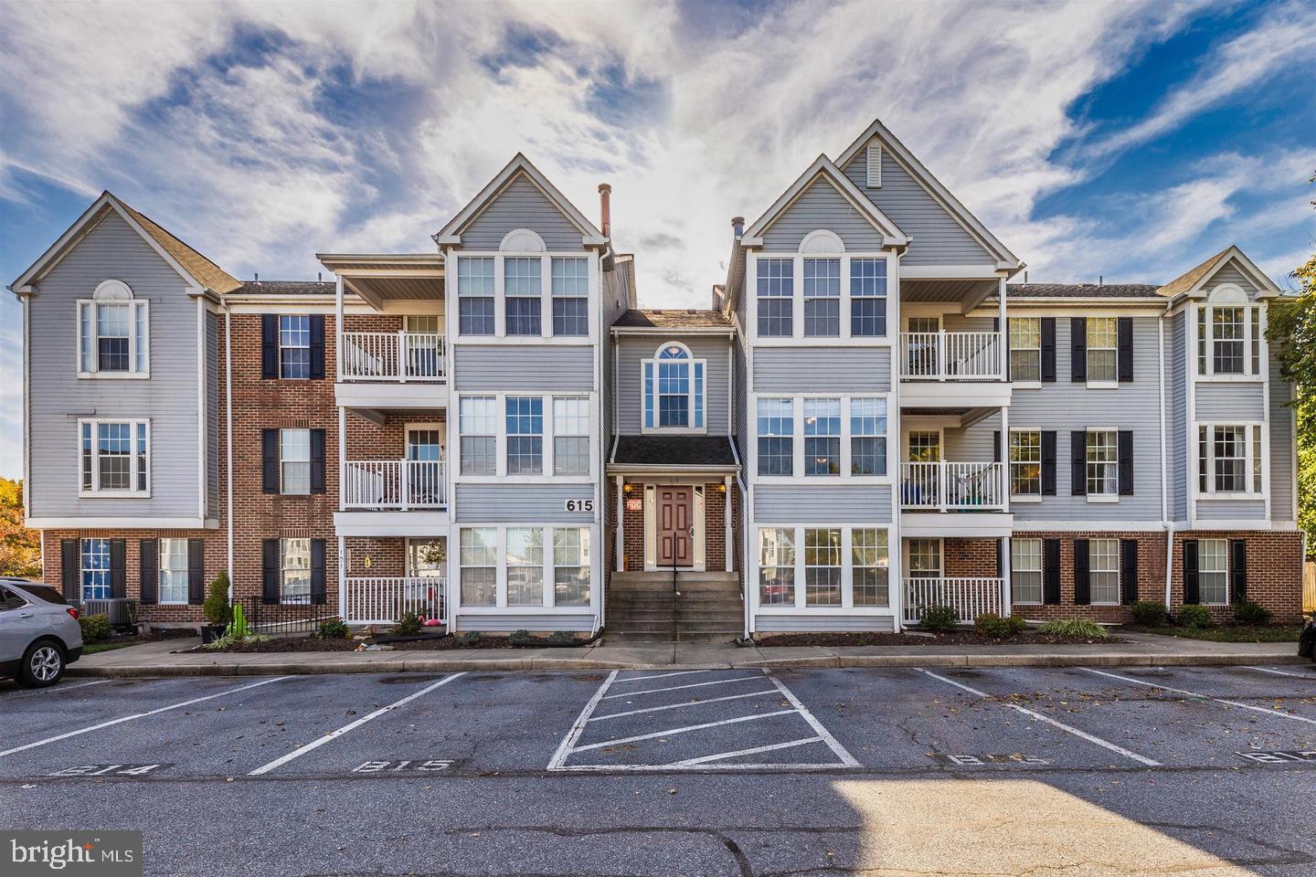 Very convenient location close to shopping, restaurant, grocery store and major highway. 2 bed and 2 full bath with LVP flooring thourghout. Full size washer and dryer in the unit. Tons of natural light with nice size balcony off dining area.