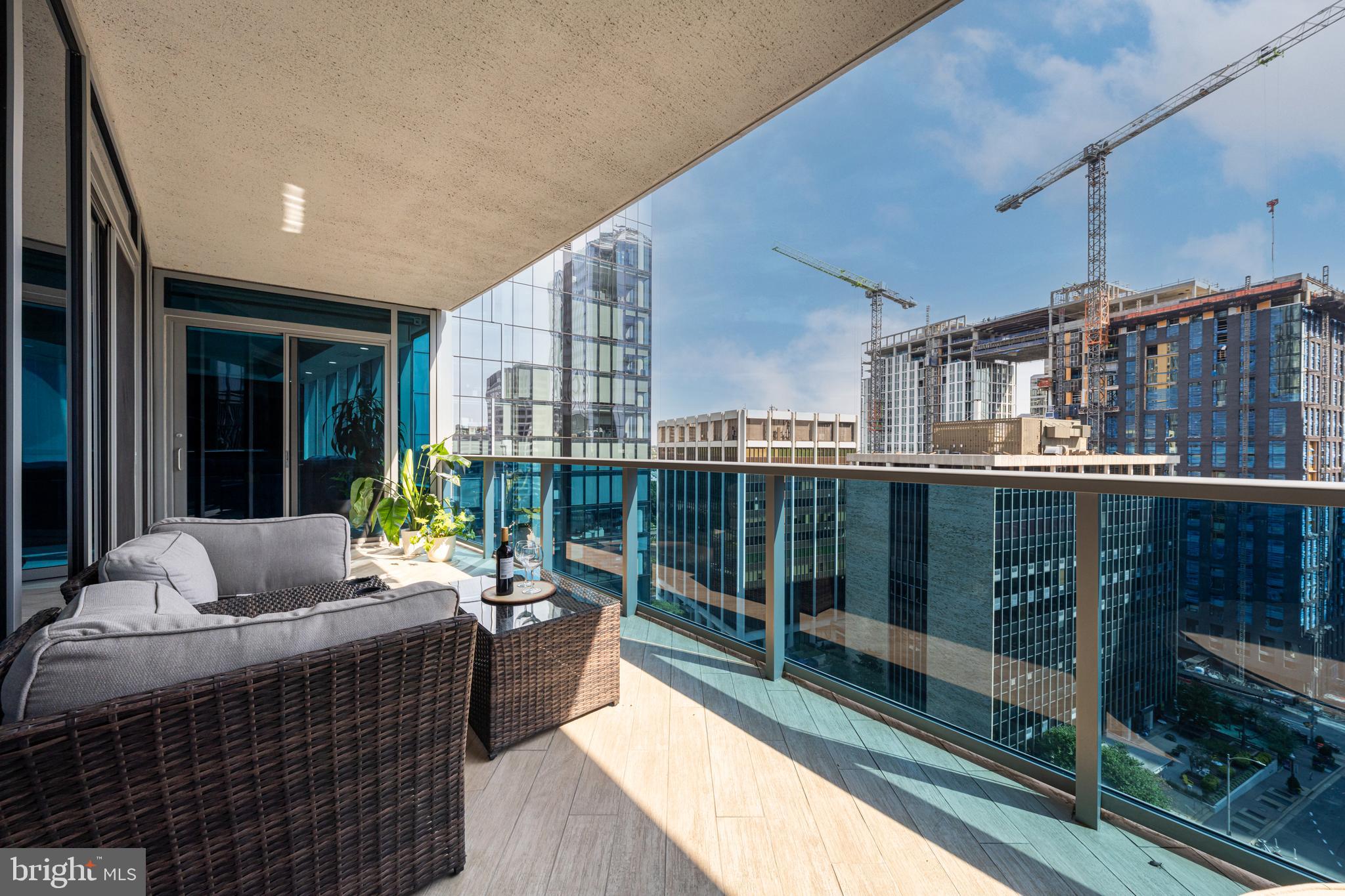 TURNBERRY TOWER - Residential