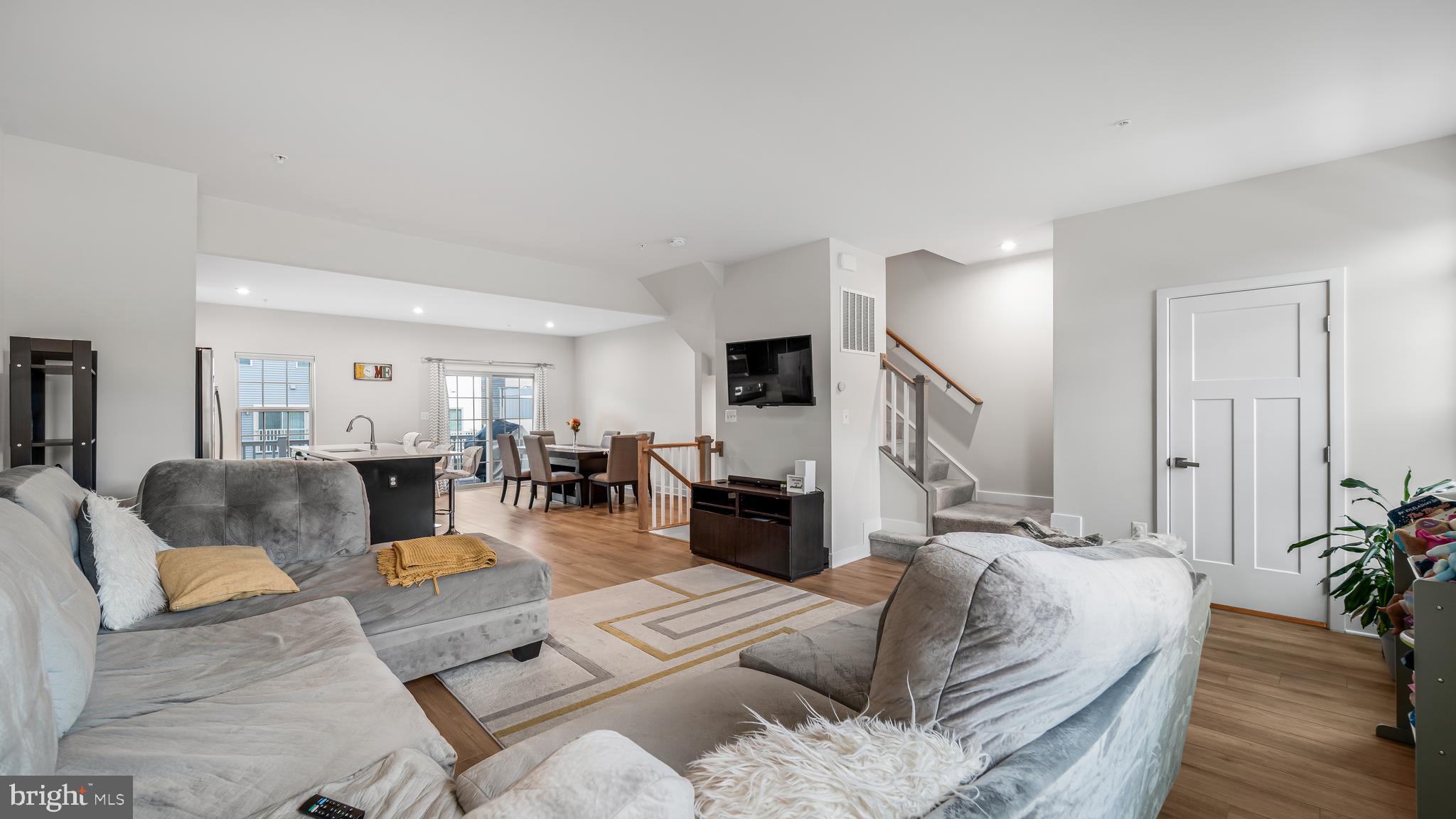 ARMSTRONG VILLAGE - Residential