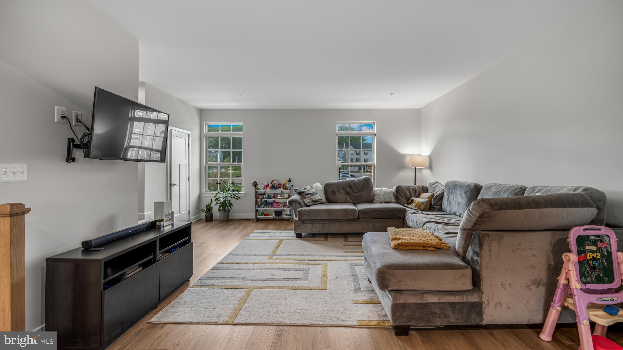 ARMSTRONG VILLAGE - Residential