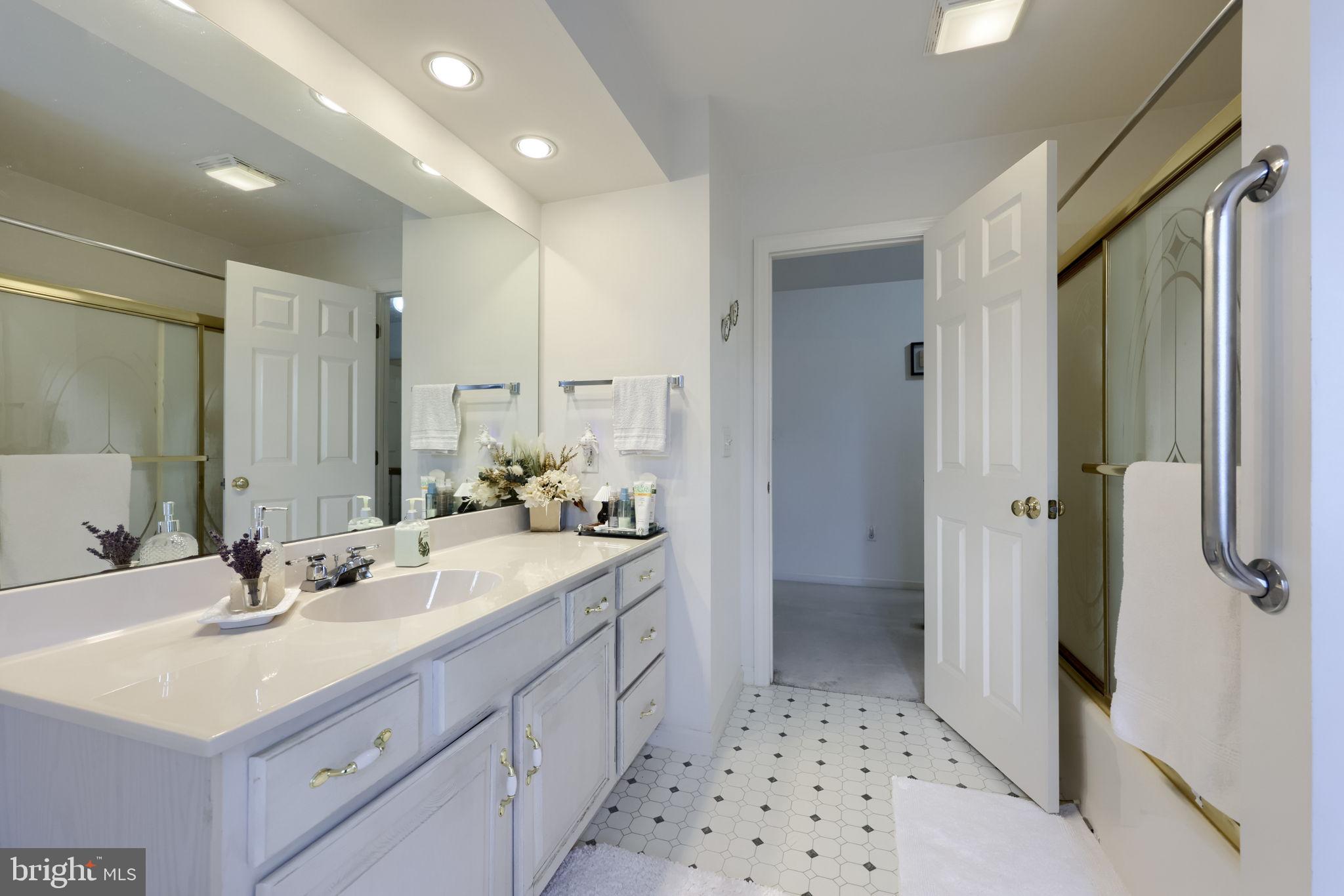 SOUTHPOINT COMMONS - Residential