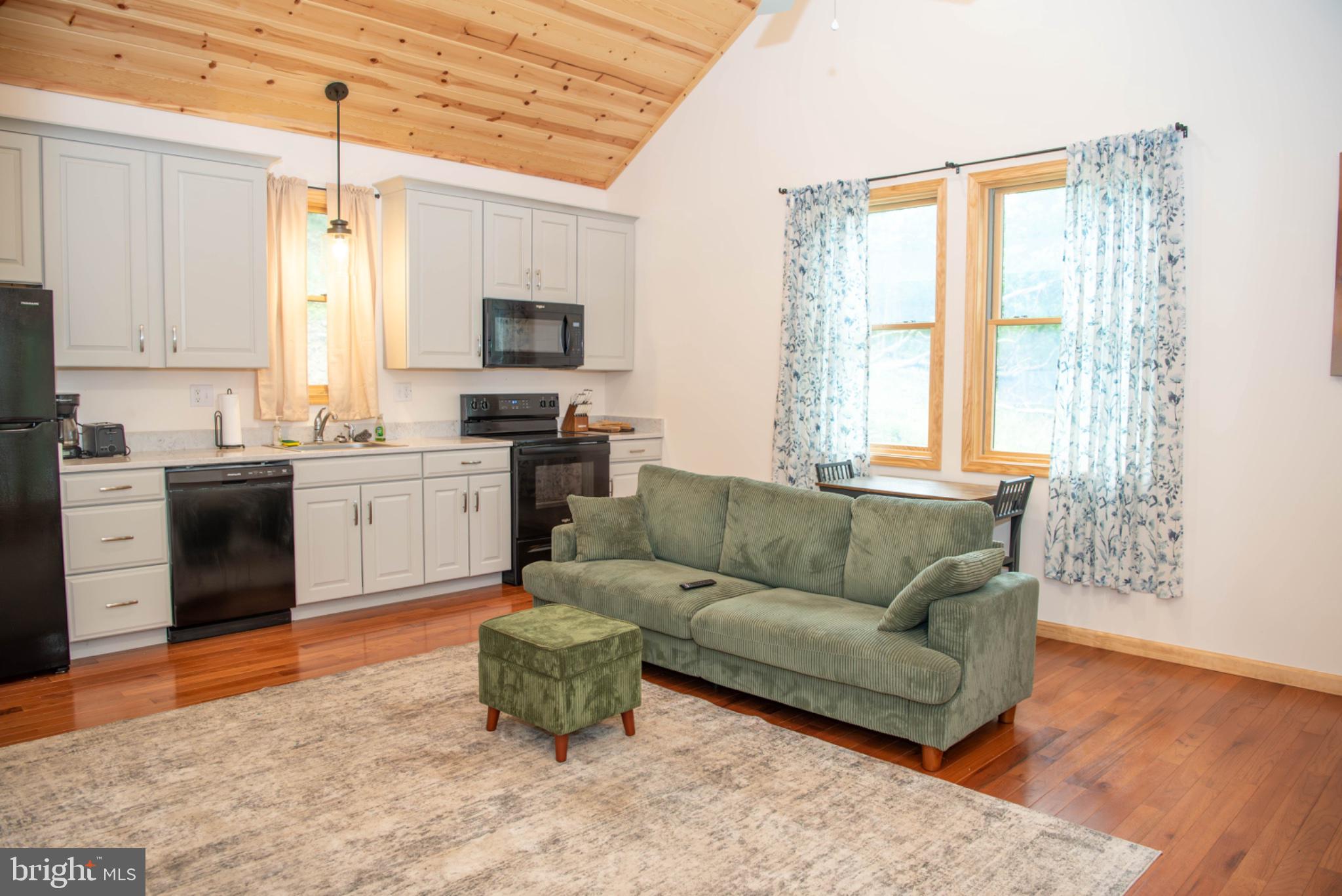 PINE GROVE ESTATE - Residential