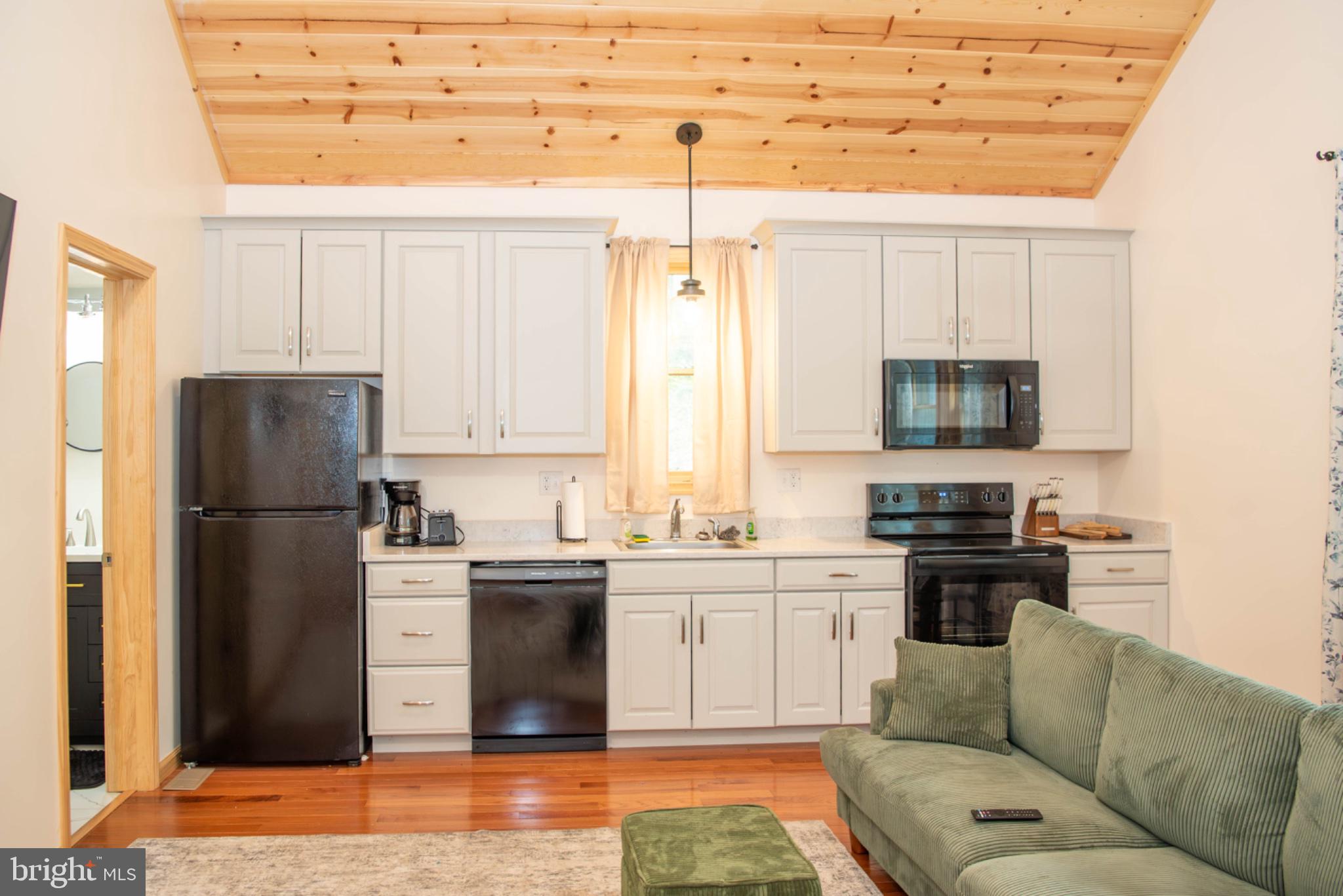 PINE GROVE ESTATE - Residential