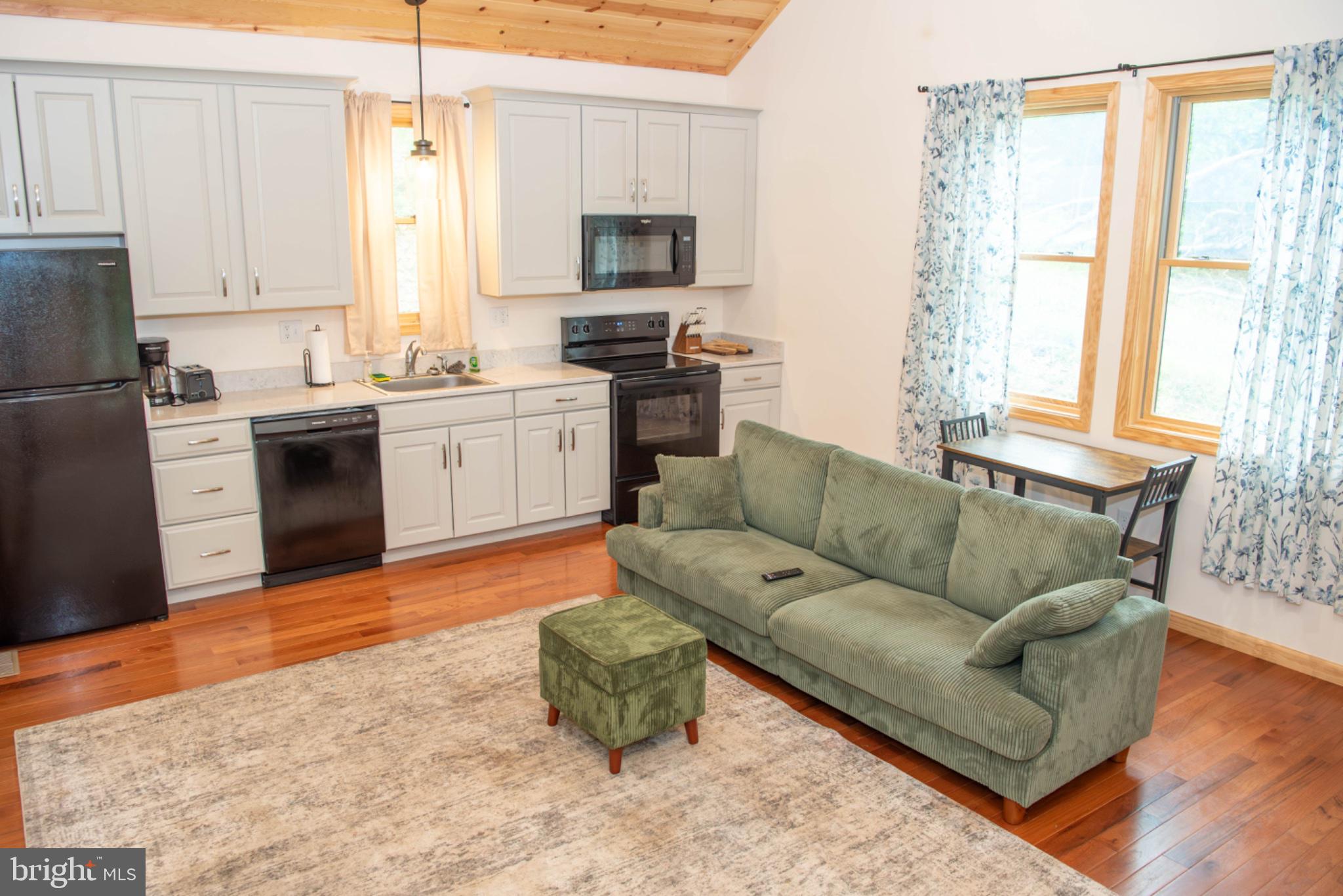 PINE GROVE ESTATE - Residential