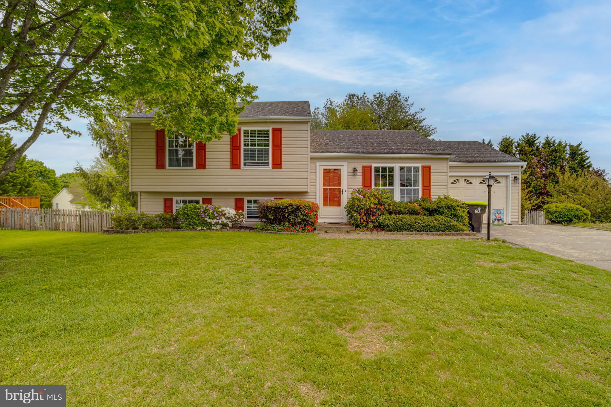 Welcome Home!!

Walk into your kitchen equipped with stainless steel appliances – perfect for cooking and entertaining. Enjoy 3 spacious bedrooms and 2 full bathrooms, offering comfort and convenience for the whole family. Step outside to an amazing backyard oasis, ideal for relaxing or hosting gatherings. Don’t miss out on this incredible opportunity!