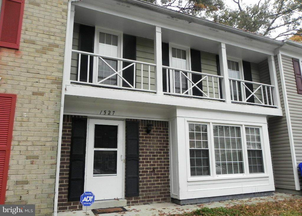 IT'LL BE HARD TO FIND A MORE LOVELY HOME THAN THIS CLEAN T/H IN BANNISTER. SHOWS WELL.  THIS IS A WONDERFUL HOME IS PERFECT FOR THOSE NOT READY TO BUY. YOU WON'T FIND A TOWNHOME THIS LARGE AT THIS PRICE ANYWHERE IN WALDORF.  BRIGHT & LARGE GREAT ROOM COMBINING KITCHEN, DINING & FAMILY ROOM.  LARGE BEDROOMS, FENCED BACK YARD.  CLOSE TO BASES.  OWNER DESIRES GOOD CREDIT.