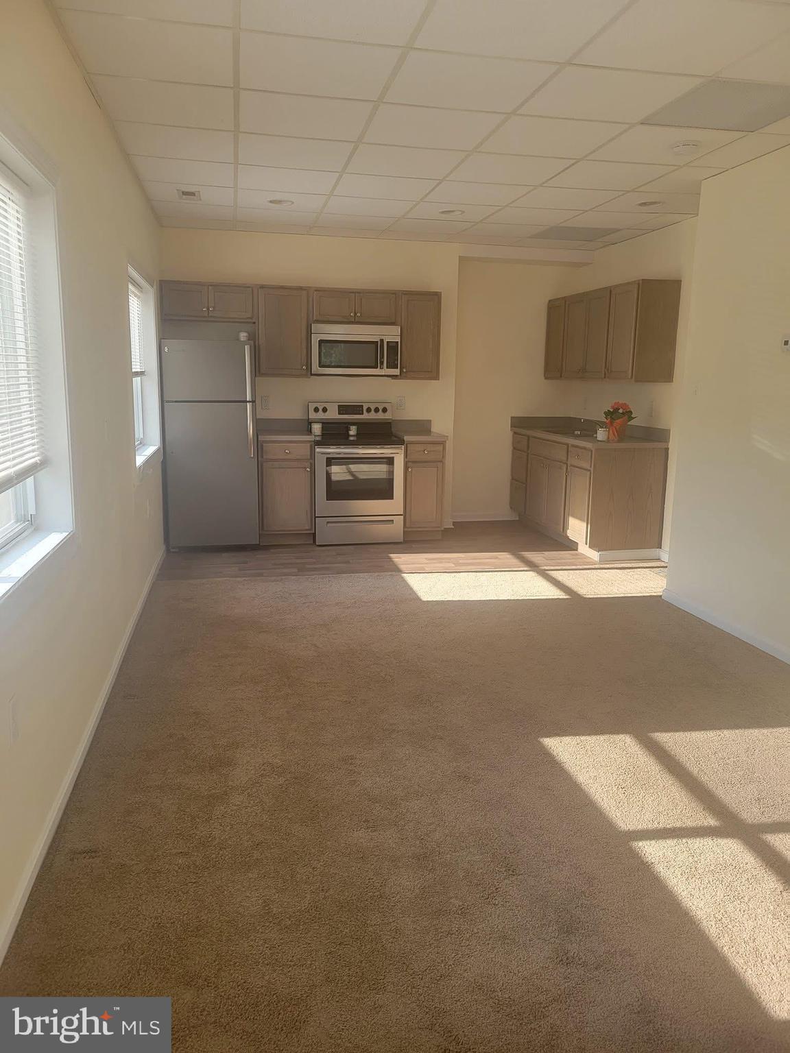 This is an adorable 1 bed, 1 bath apt in sought after Middletown. Easy walk to all of the restaurants and shops along Main St.  Apt has a nice kitchen with SS appliances, washer and dryer and parking out front. Lawn service and water are included in rent. Call me for a private showing. Great locationa and great price. 24 HOUR NOTOCE