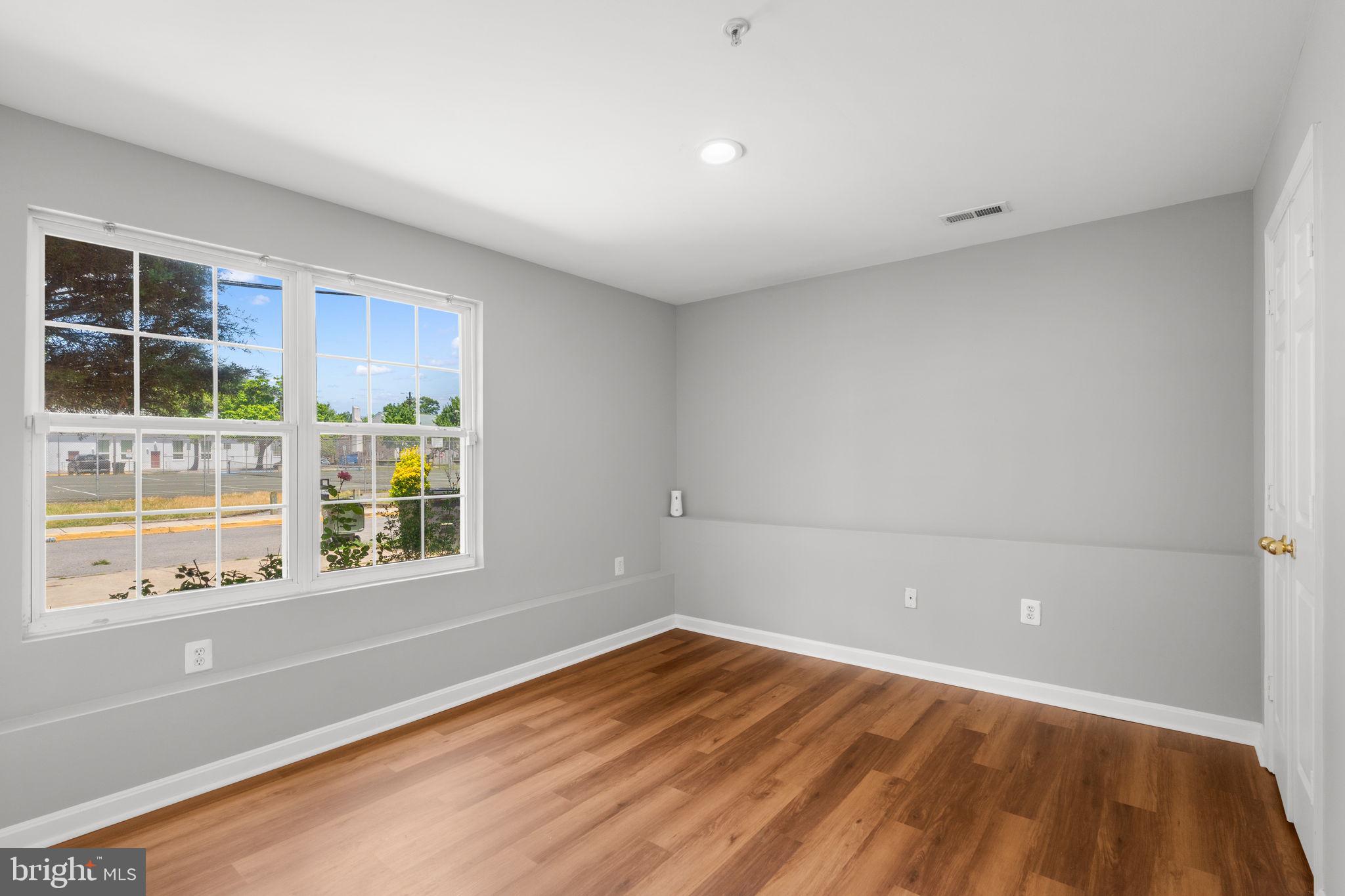 NORTH BRENTWOOD - Residential