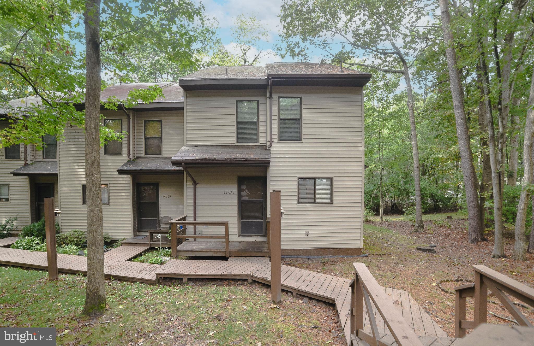 Traditional Wildewood end unit town home freshly painted and ready for rent. 3 stories, sunken living room, dining area, and kitchen. All new carpet, plank flooring, and more....
Good credit a must... 675+