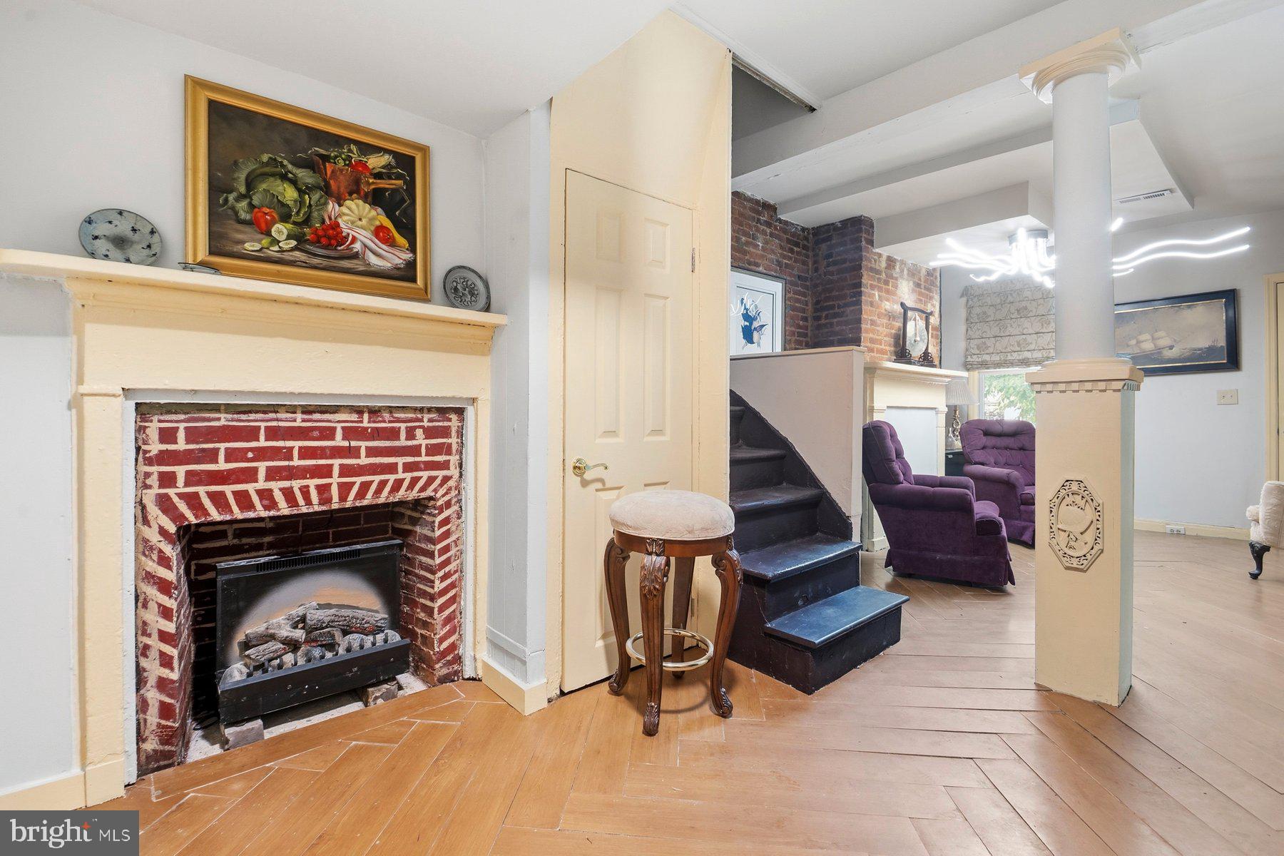HOLLINS MARKET - Residential