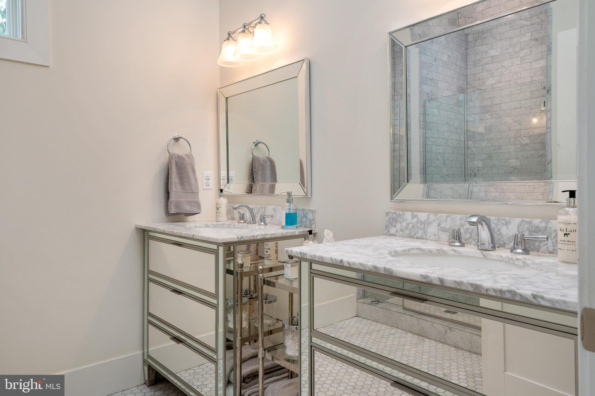 HILLSMERE SHORES - Residential
