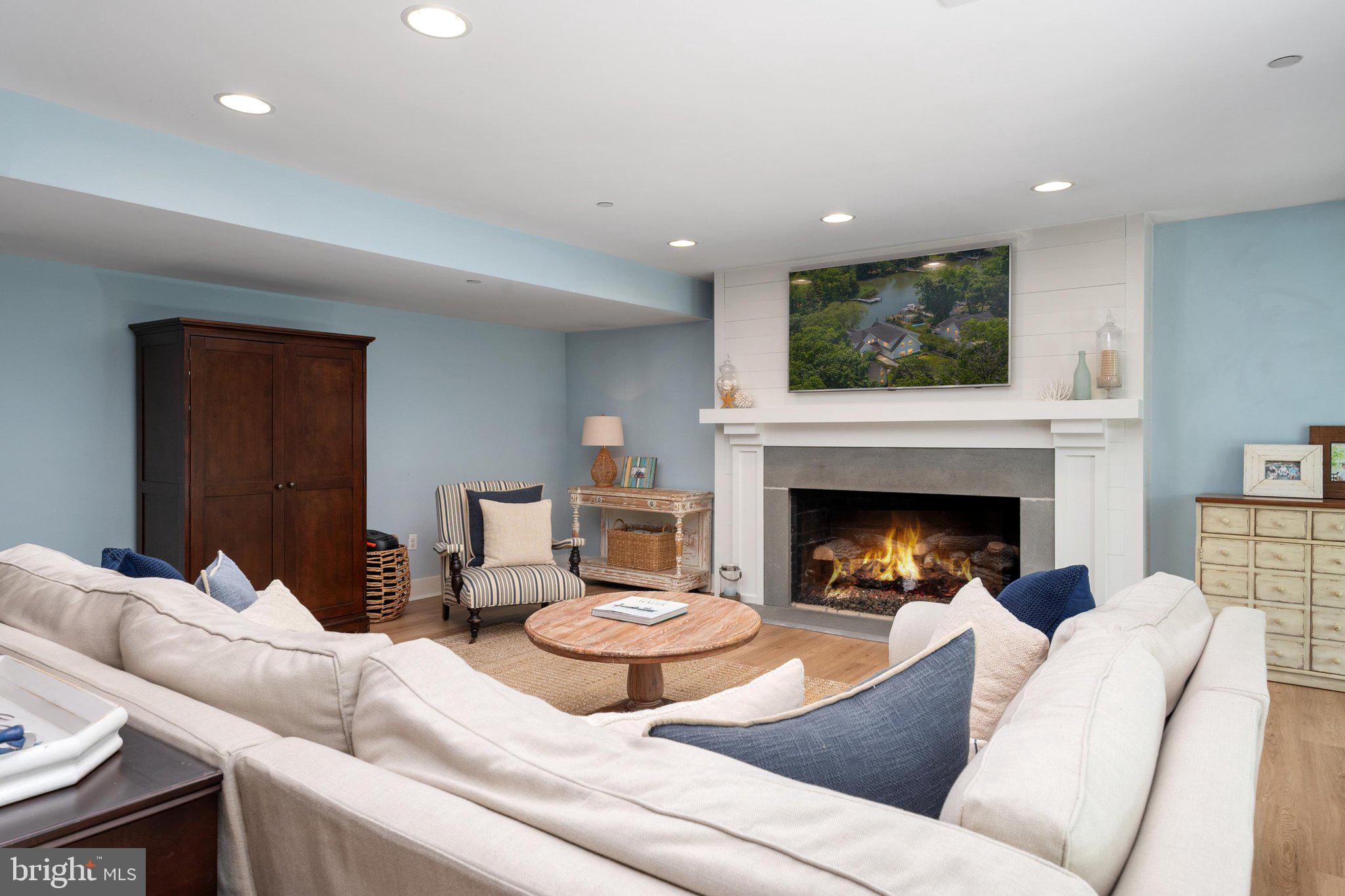 HILLSMERE SHORES - Residential