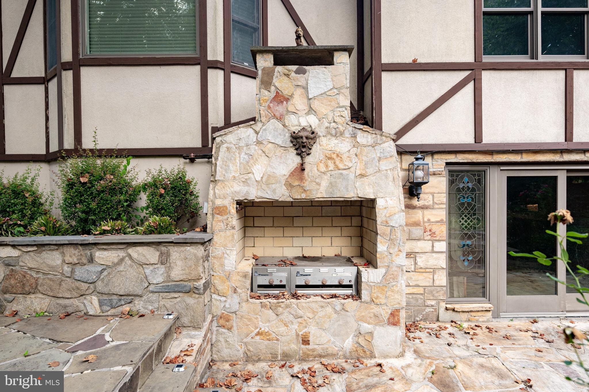 PINECREST - Residential