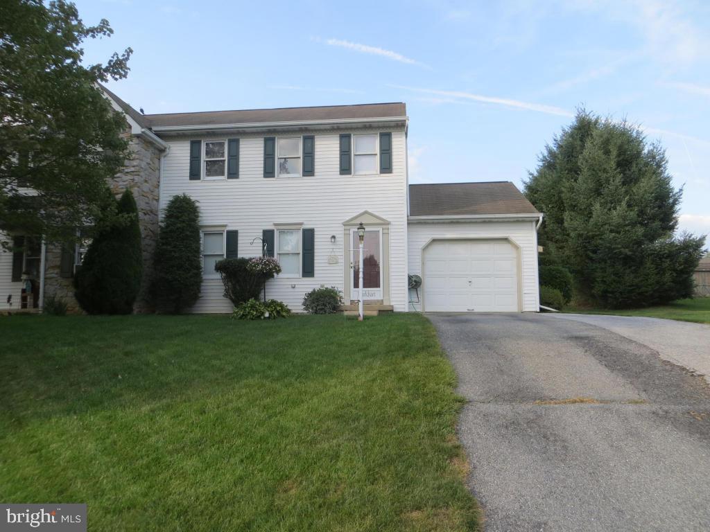 This end unit townhome in Highland Heights offers 3 bedrooms, 1.5 baths with a 1st floor laundry & a 1 car garage. The deck & backyard provides plenty of entertaining space.