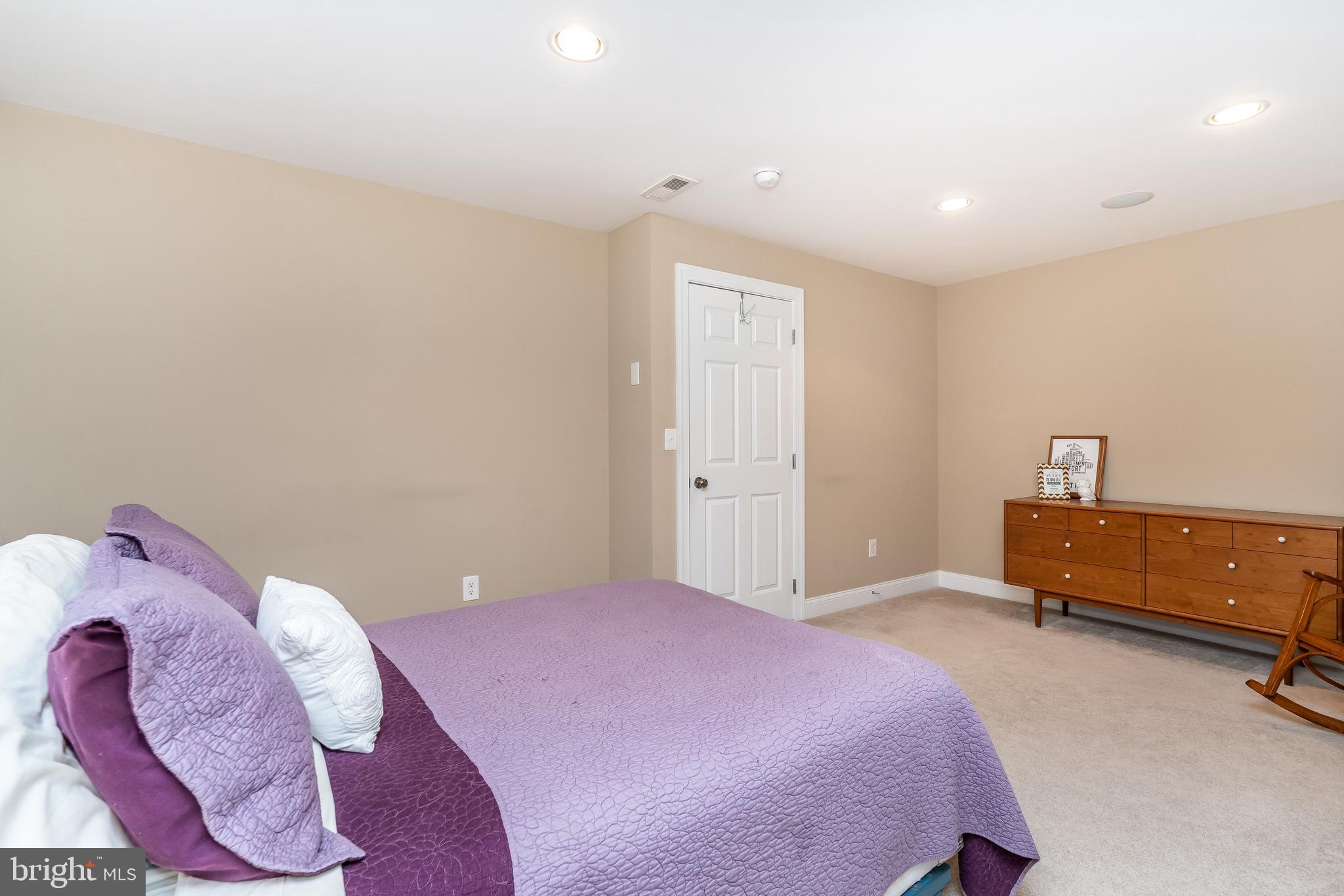 LOCUST POINT - Residential