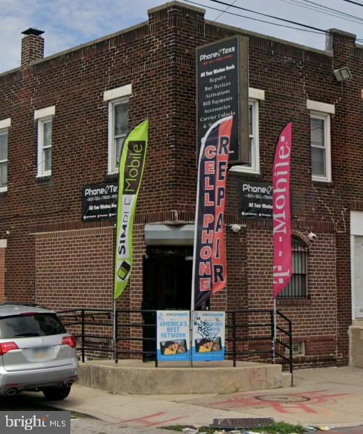 This corner mixed-use property offers an excellent investment opportunity with both commercial and residential potential.
First Floor: Currently leased to a cell phone store at $1,000/month, on a month-to-month basis. Includes basement access.
Second Floor: Spacious 2-bedroom apartment with a large living room and full kitchen — currently vacant, ready for owner-occupancy or new tenants.
Each floor has its own entrance and separate electricity and gas, offering maximum flexibility.
Conveniently located near a bus stop and I-95 entrance, ensuring high visibility and easy access.
More Pictures will be available soon.

✨ Perfect for investors or owner-users — stable income with upside potential!