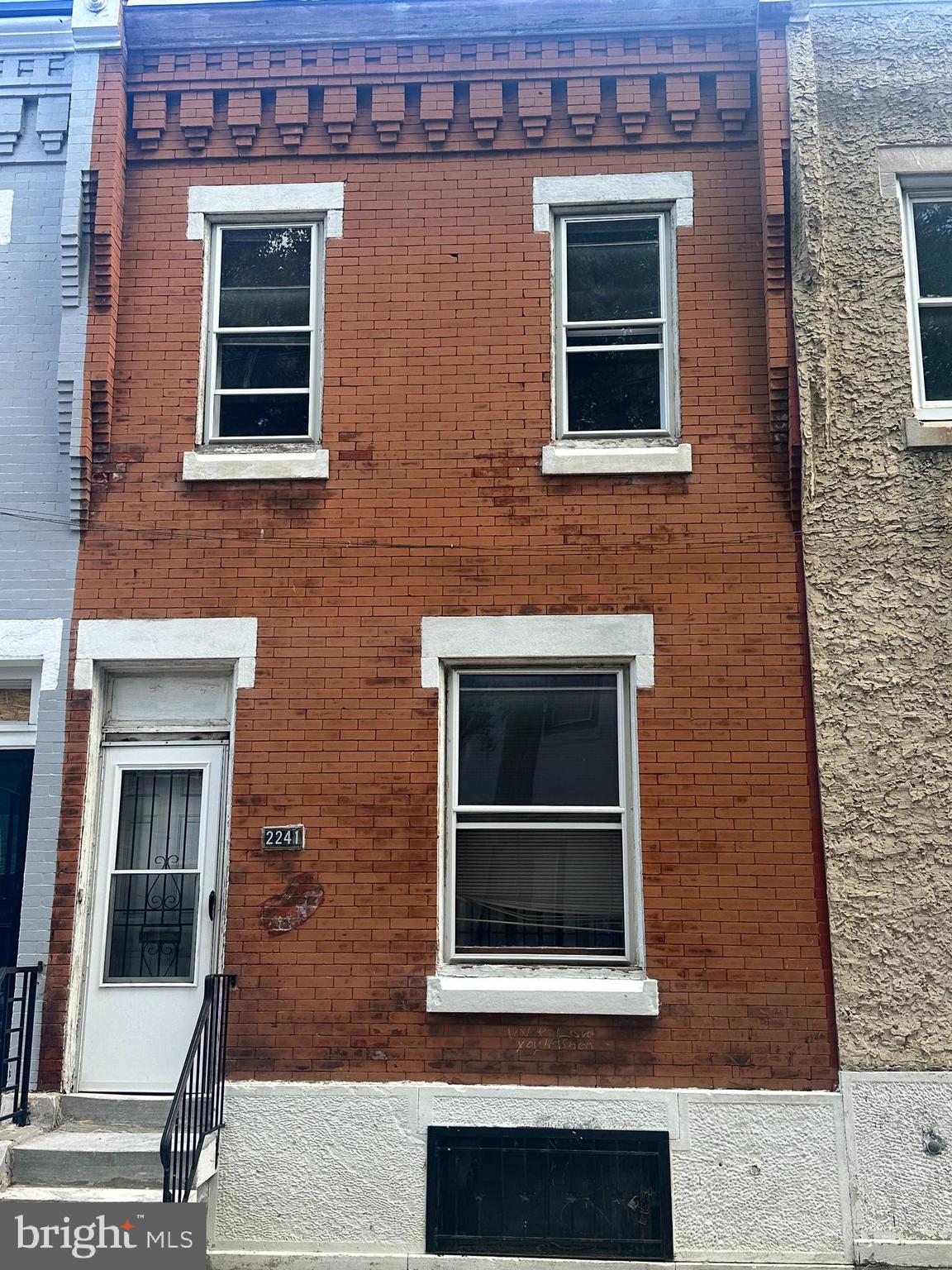 Home in need of repair and updating. This is a great treelined block close to Universities and in need of a full renovation.
