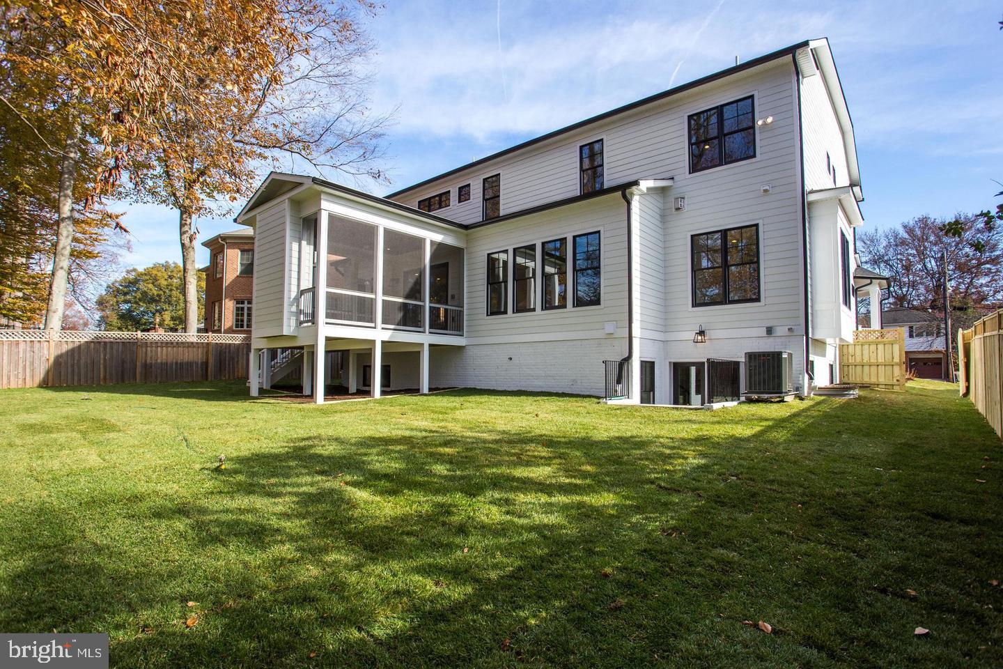 WHITEHALL MANOR - Residential