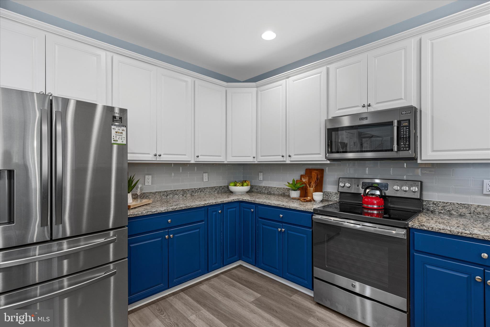 BAY COLONY - Residential