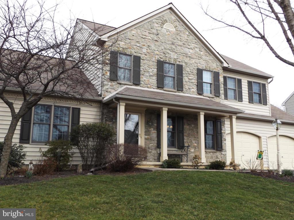 BEAUTIFUL, Immaculate home in desirable Southridge Farm! Spacious rooms, gas fireplace, first floor laundry, Jacuzzi in master suite, open and BRIGHT floor plan. Exceptionally well cared for.