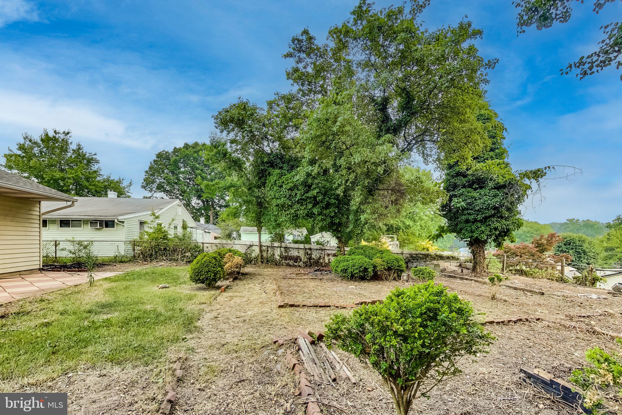 SOUTH LAWN - Residential