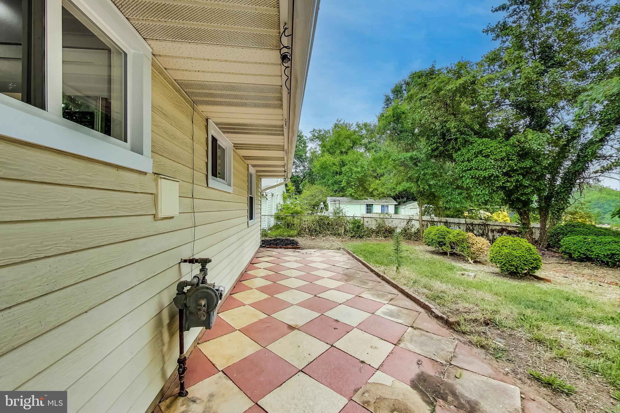 SOUTH LAWN - Residential