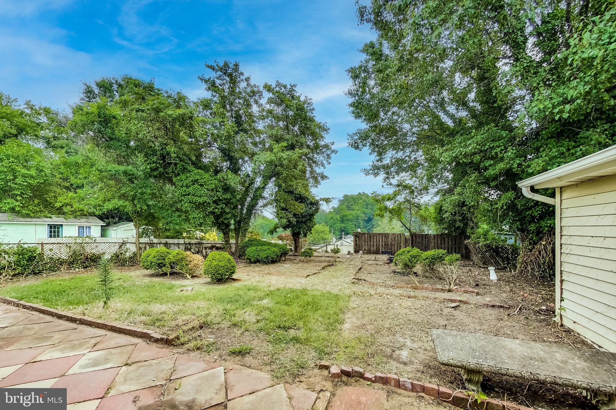 SOUTH LAWN - Residential