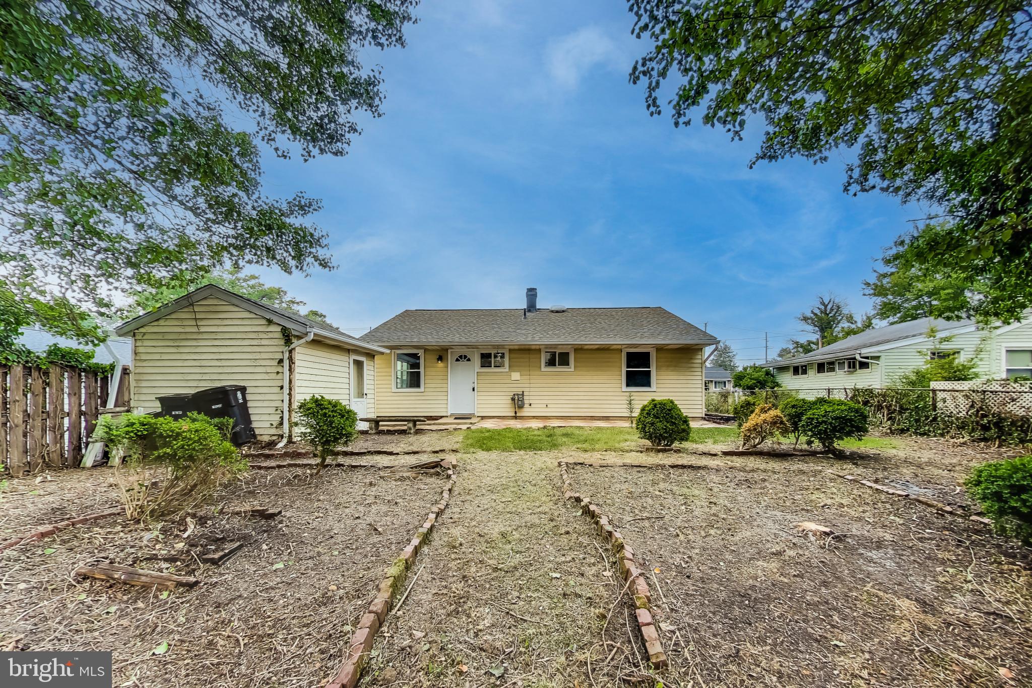 SOUTH LAWN - Residential