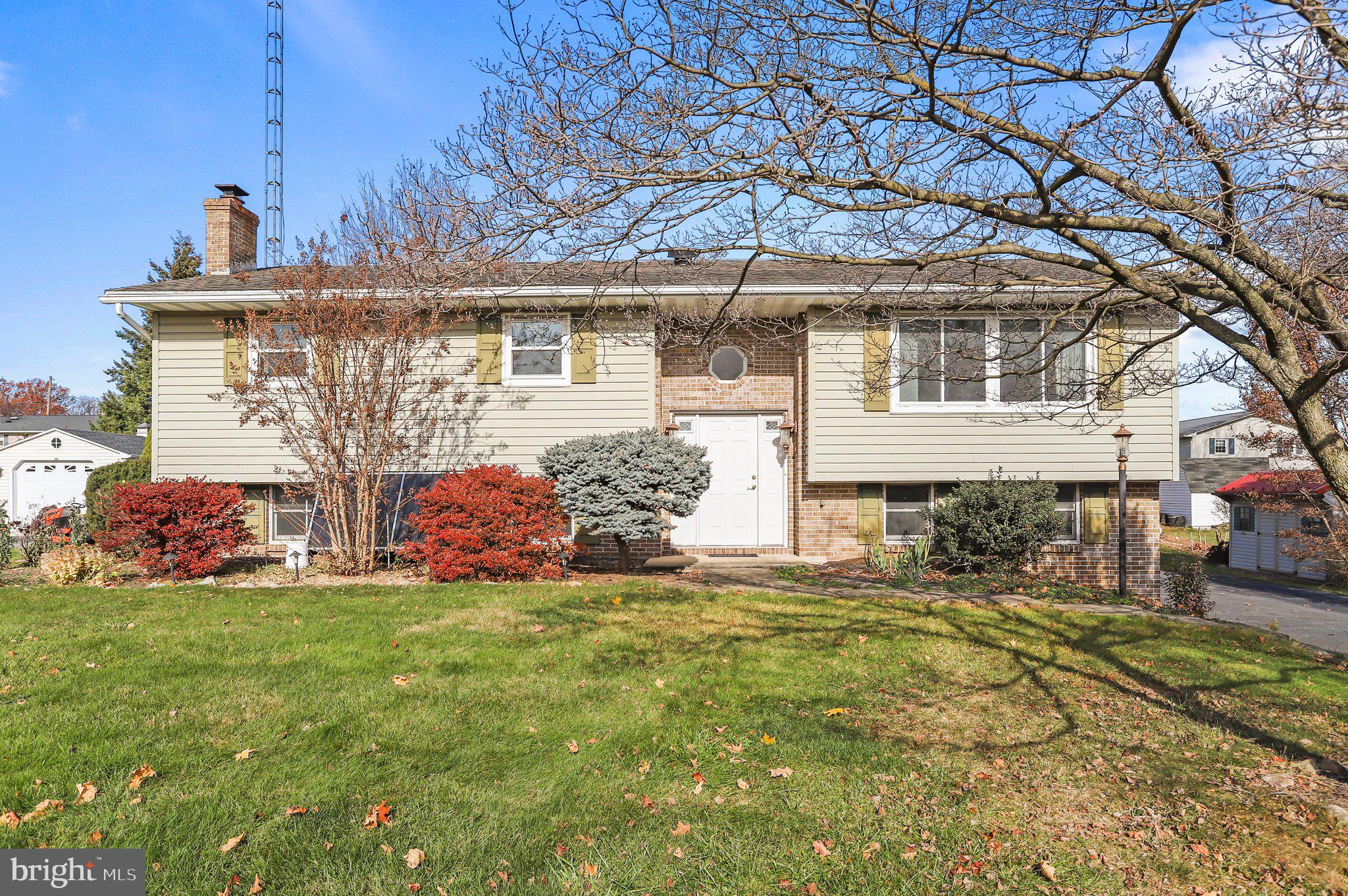 Fantastic home in the New Franklin area! Tons of space and upgrades! Be sure to take a look at this one! The windows and roof were recently replaced. Don't miss out!