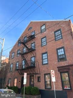 QUEEN VILLAGE - Commercial Sale