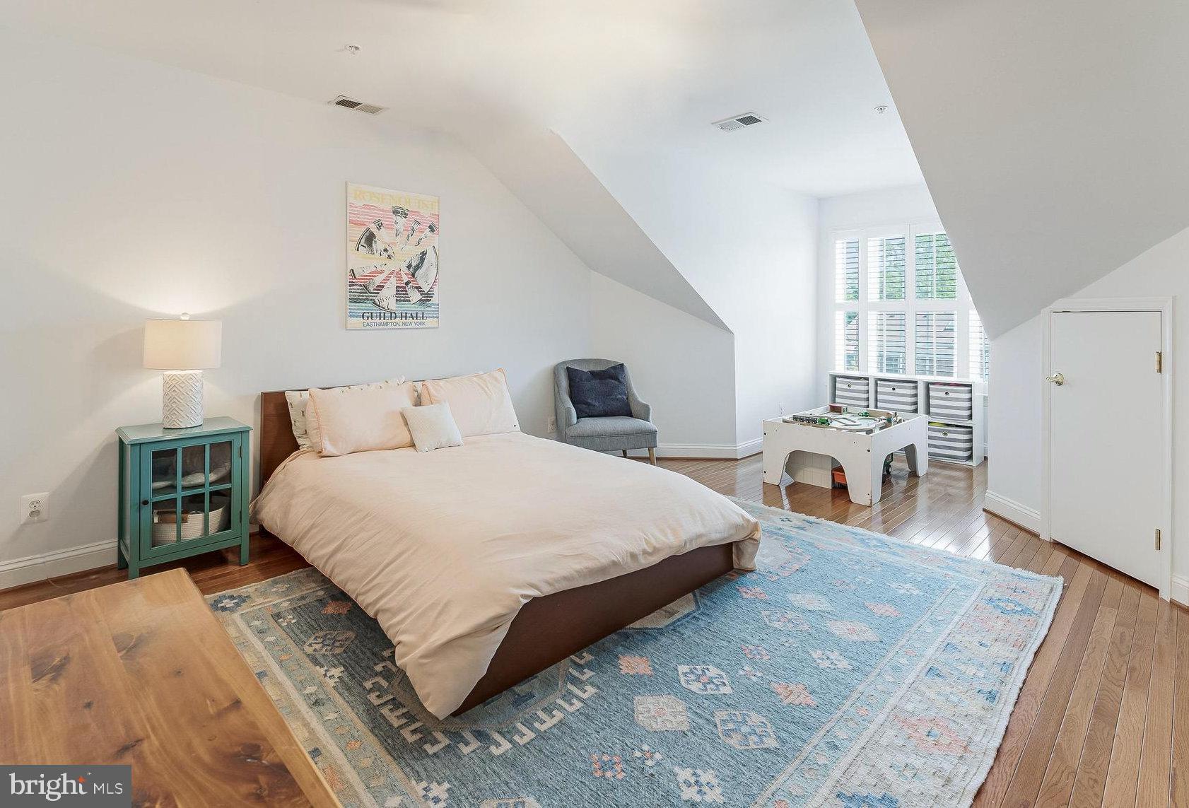 OLD TOWN CRESCENT - Residential
