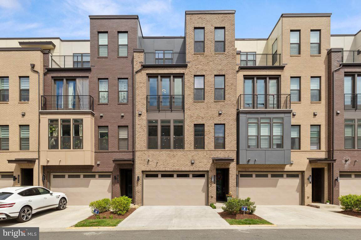 COMMONWEALTH PLACE AT WESTFIELDS - Residential