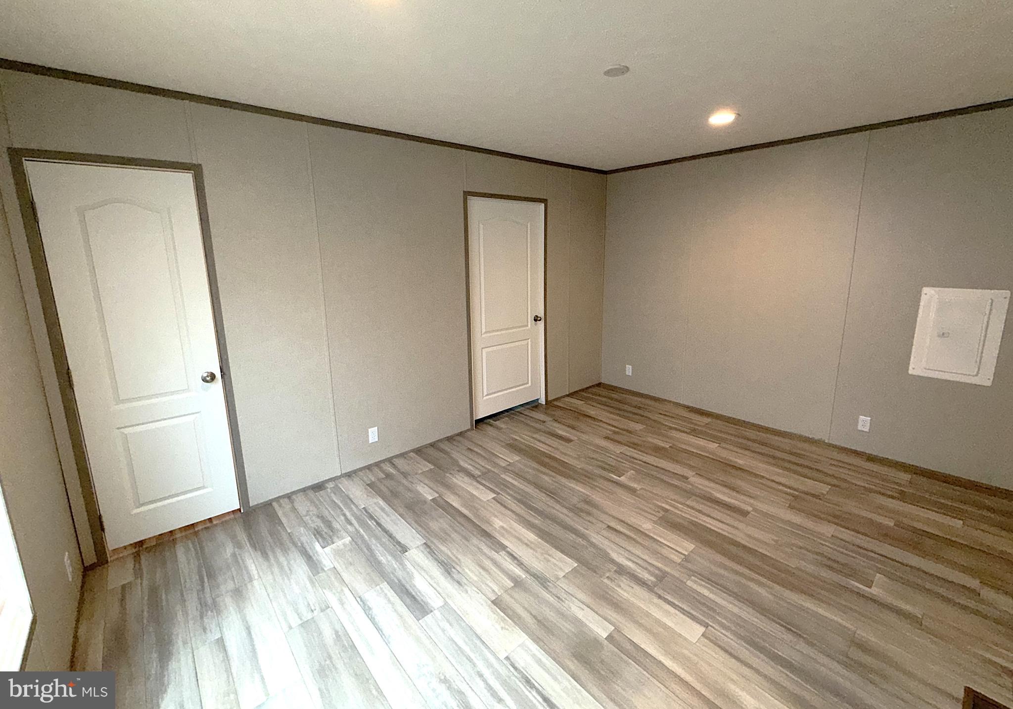 HOLIDAY MOBILE ESTATES - Residential