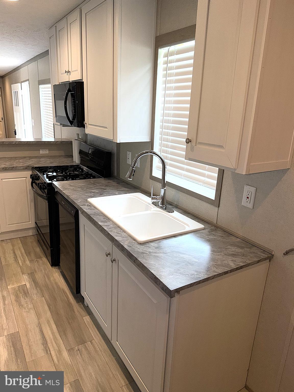 HOLIDAY MOBILE ESTATES - Residential