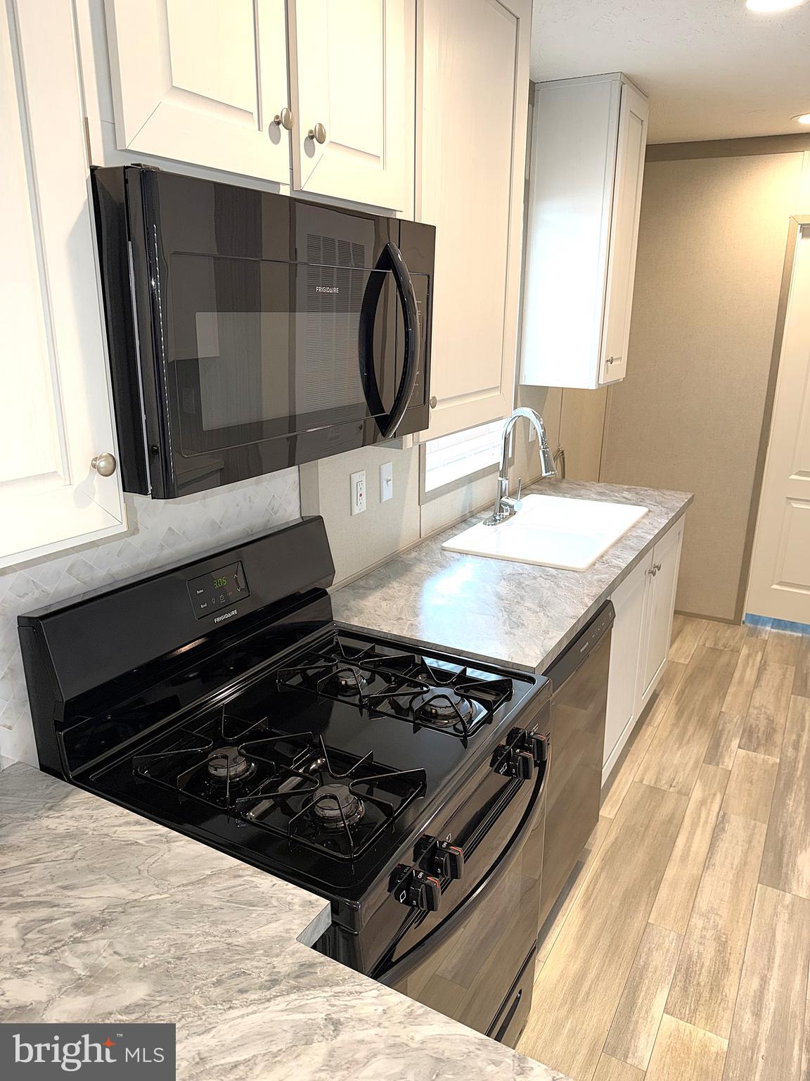 HOLIDAY MOBILE ESTATES - Residential