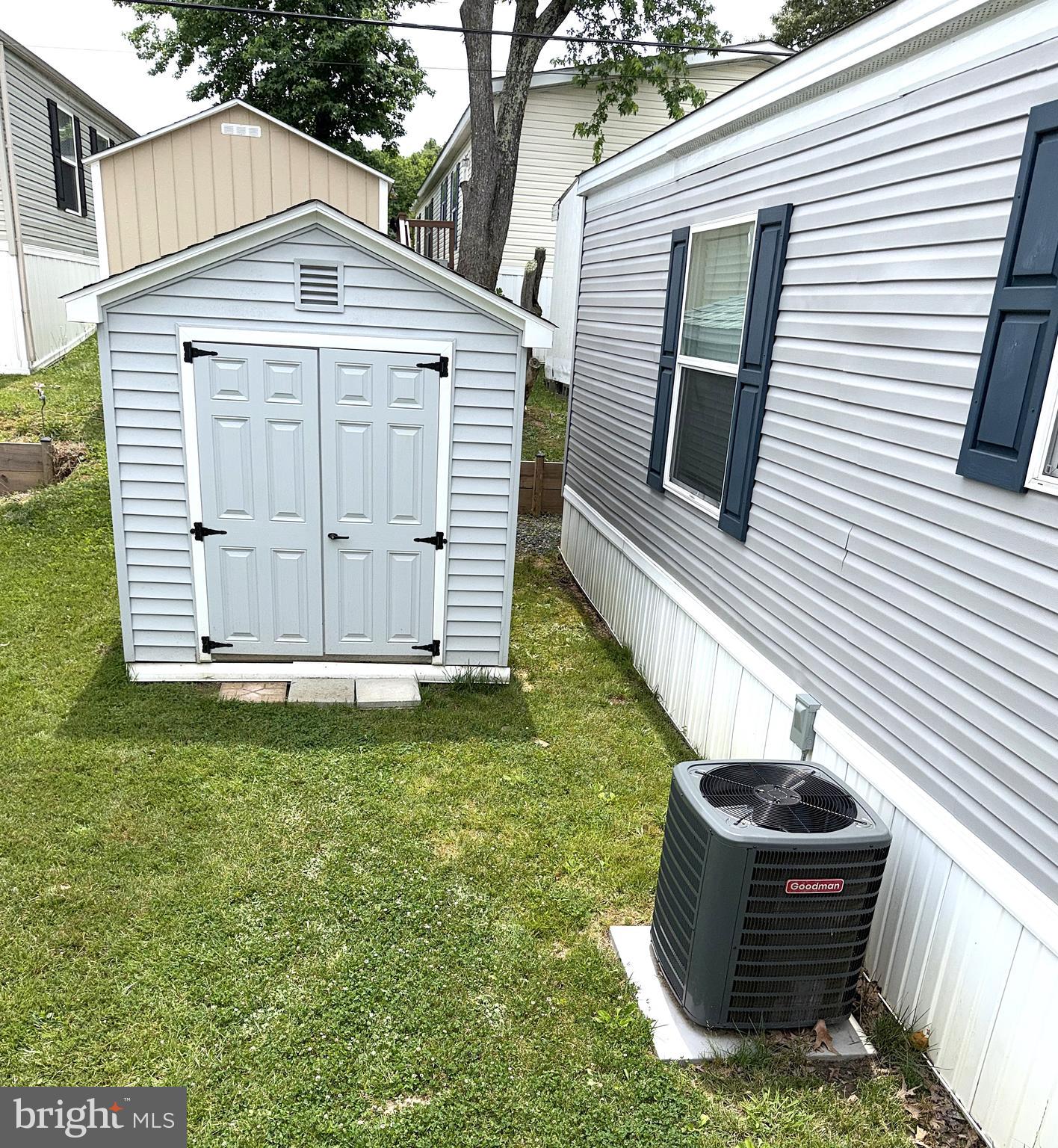 HOLIDAY MOBILE ESTATES - Residential