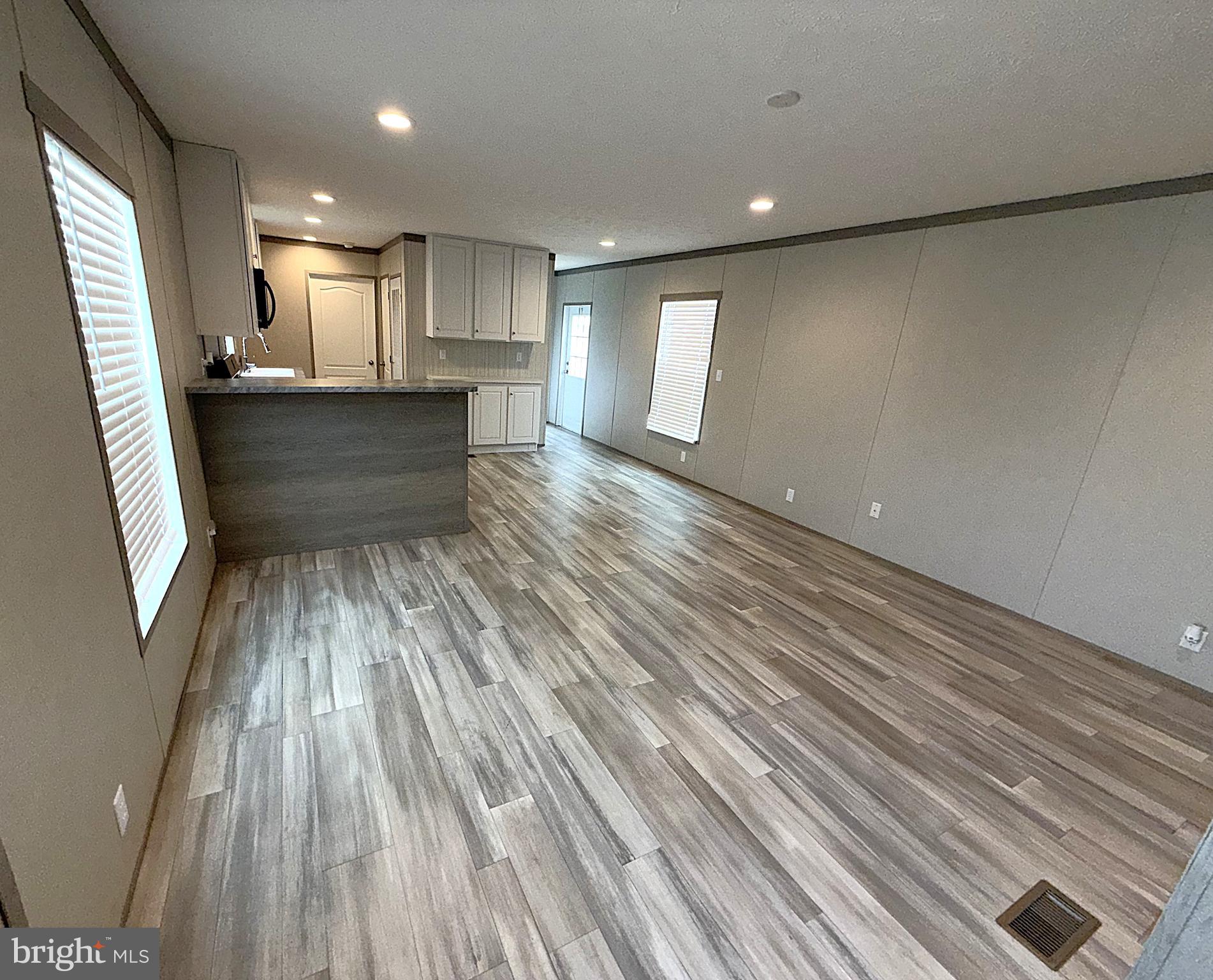 HOLIDAY MOBILE ESTATES - Residential