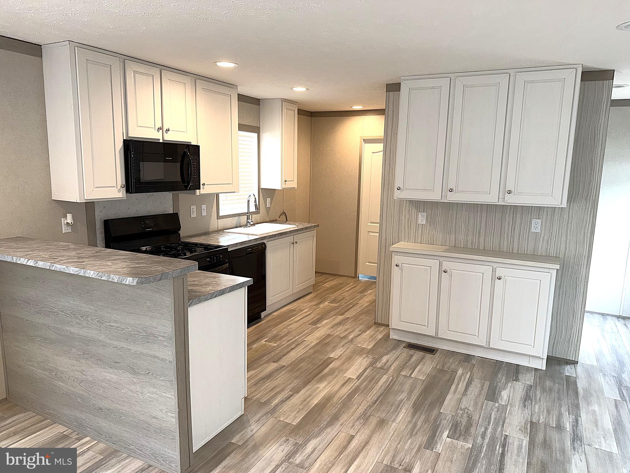 HOLIDAY MOBILE ESTATES - Residential